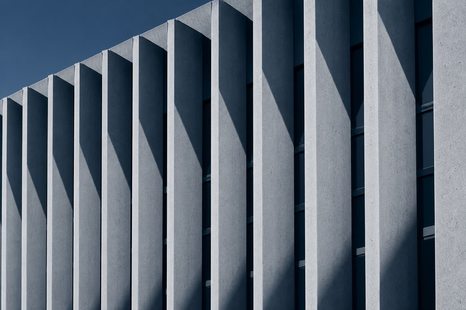 Fachada modernista com brises de concreto, em tons de azul